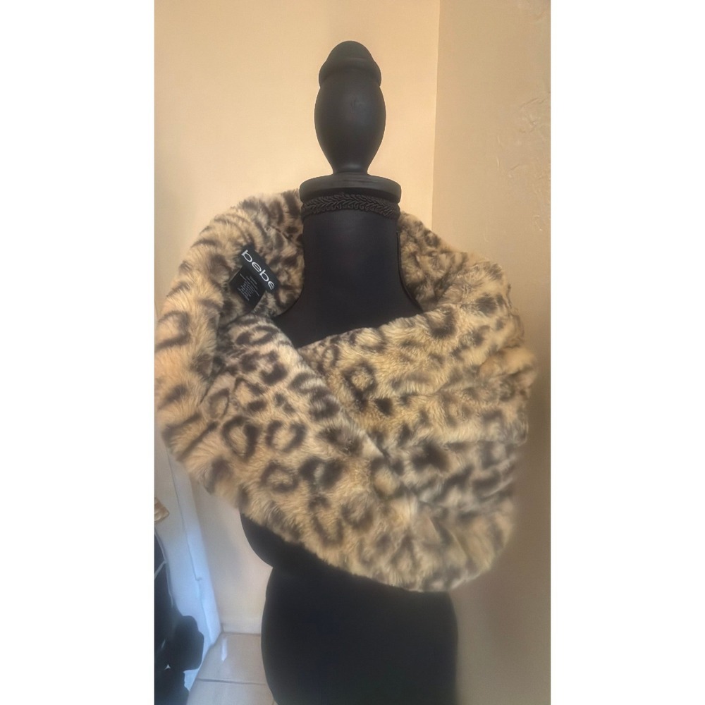Bebe‎ neck scarf